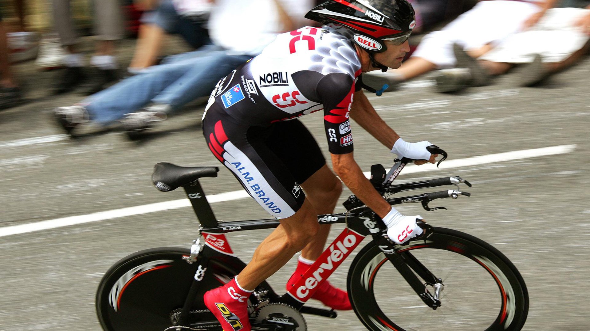 _极限攀岩挑战：突破山壁界限_，极限攀登