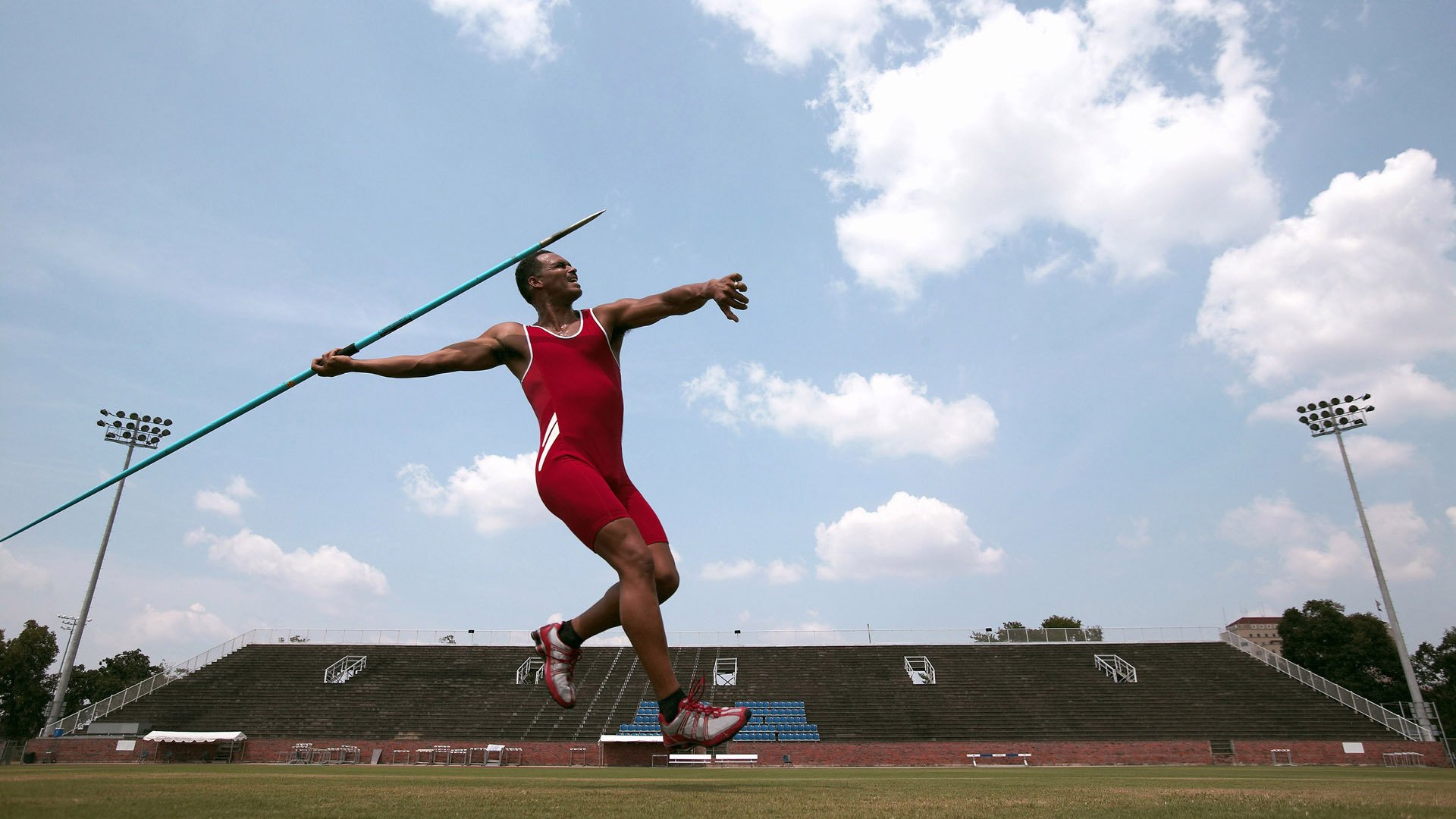 “足球场馆智能化管理系统正式投入使用”，足球场馆建设