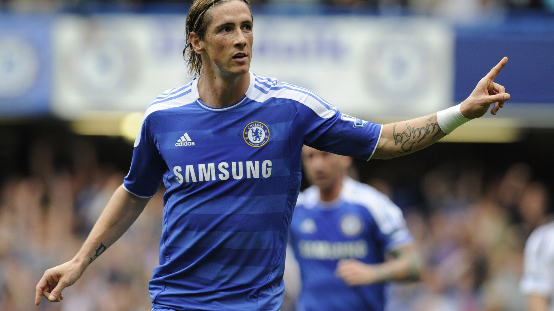 夜间灯光足球超炫表演，点亮城市绿茵夜，足球场夜间照明灯